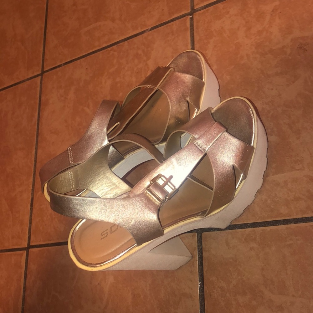 Gold Pumps